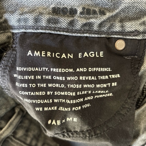 American Eagle Mom Jean Size 00 Short Gray Denim Distressed High Rise Grunge - Picture 5 of 9